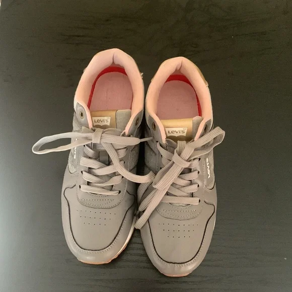Women Levi’s tennis shoe size 8.5 fits like a 8 - Picture 3 of 10